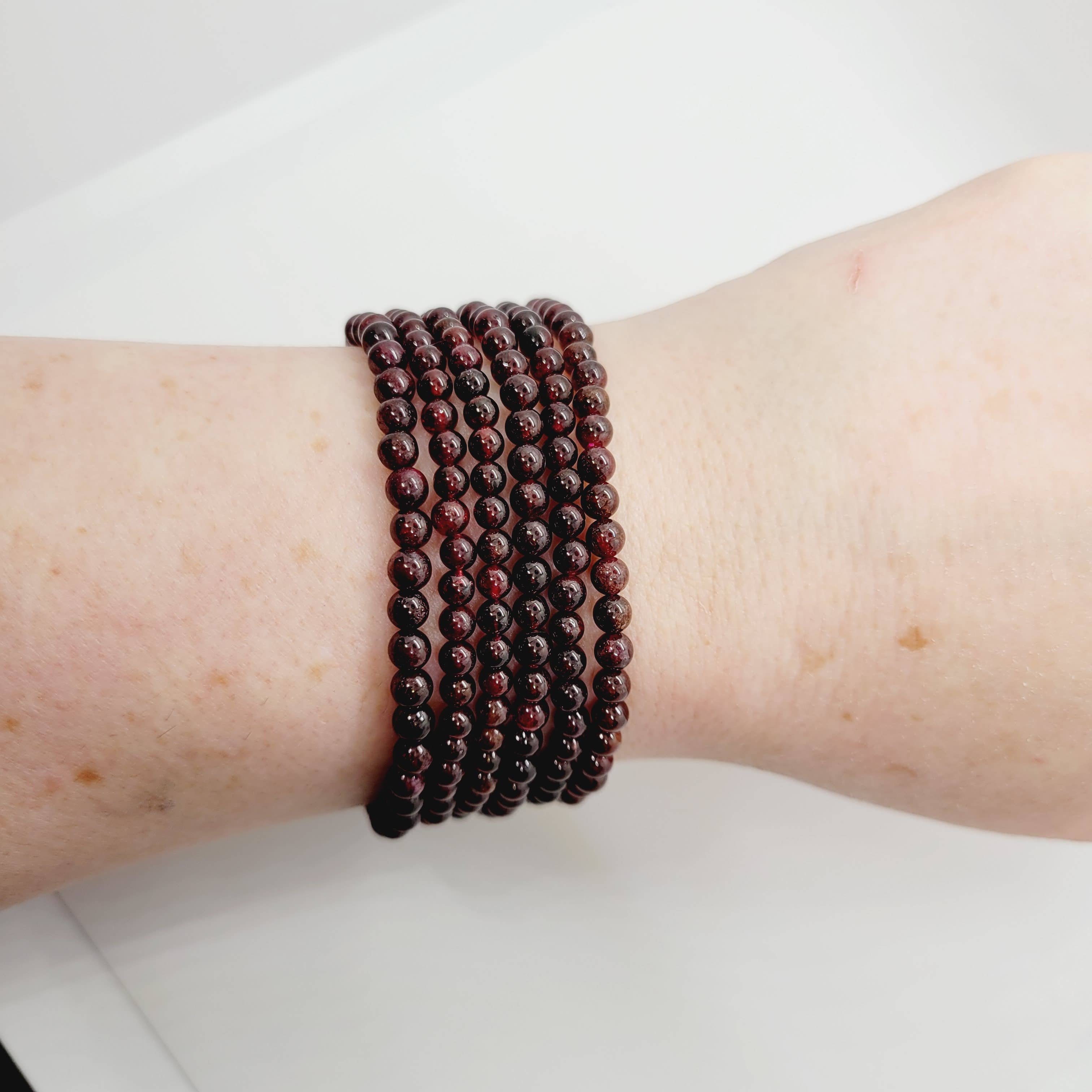 The Raven's Edge – Engroshandel Perlearmbånd – Granat sten armbånd Semi ædle sten Reiki Boho 4mm1