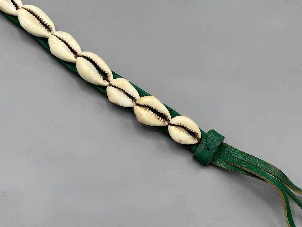 The Niger Bend – Großhandel Gürtel – Damen – Schmaler afrikanischer Krawattenverschluss aus echtem Kaurimuschelleder23