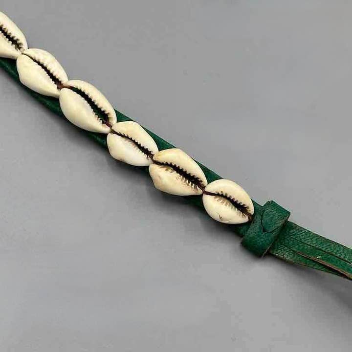 The Niger Bend – Großhandel Gürtel – Damen – Schmaler afrikanischer Krawattenverschluss aus echtem Kaurimuschelleder23