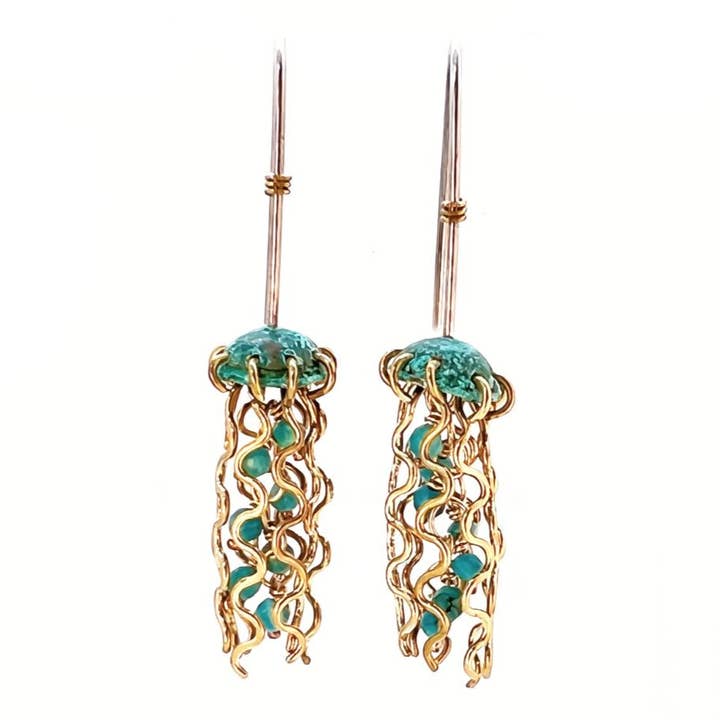 Pendientes pequeños con forma de medusa verde con cuentas de turquesa y pendientes de plata de ley para venta al por mayor de Alison Morse