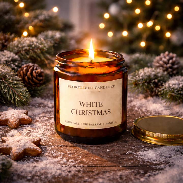 Vit jul - premium kokos- och aprikosvaxljus - handgjort i små satser för wholesale av Storylight Candle Co