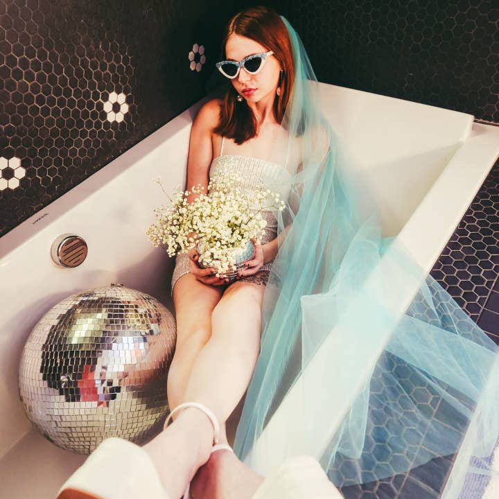 Noget blåt bryllup eller bachelorette-slør for engroshandel hos Lovesick Rebel