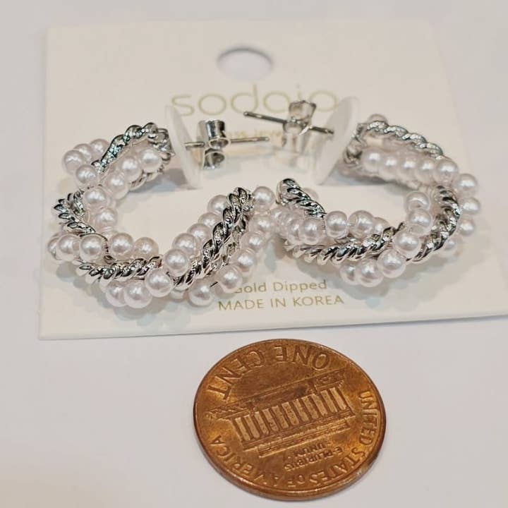 Orecchini a Cerchio in Perla Elegante e Metallo Intrecciato 95599 per la vendita all'ingrosso da parte di Oblige by G