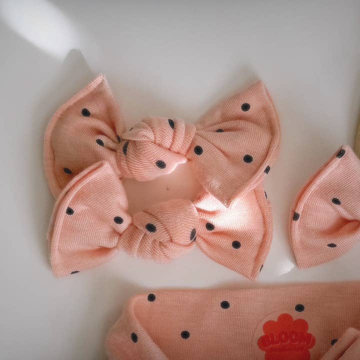 Fermagli BloomCLIPS o Fascia in Nylon a Pois Pesca + Blu Navy per la vendita all'ingrosso da parte di Bloom Headwraps