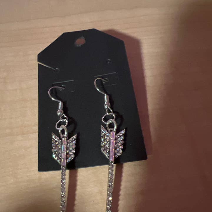 Orecchini pendenti a freccia scintillanti per la vendita all'ingrosso da parte di Little Monsters Boutique