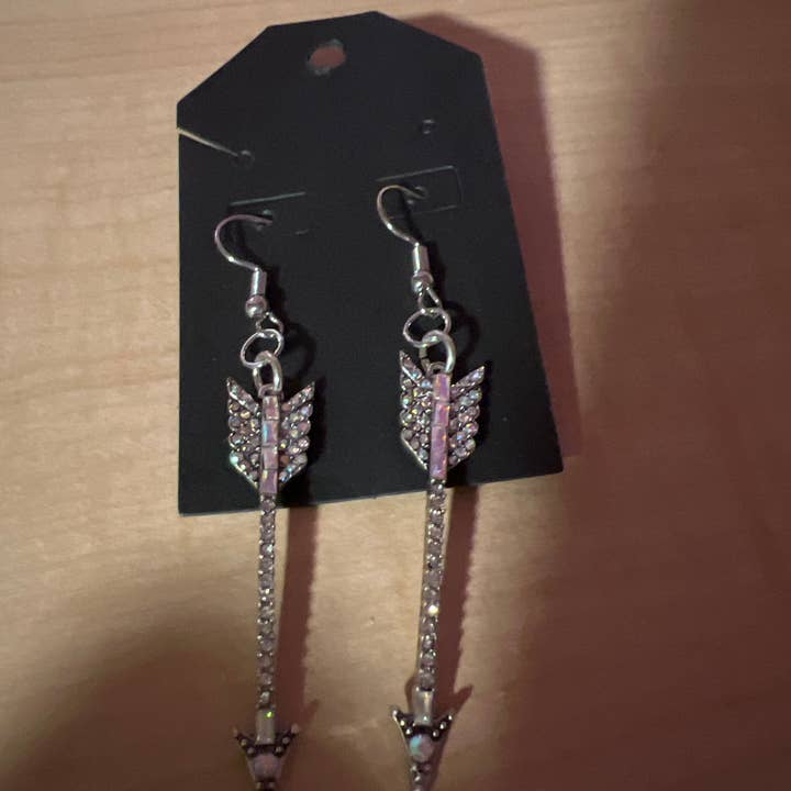 Sparkle Dangle Arrow oorbellen voor wholesale door Little Monsters Boutique