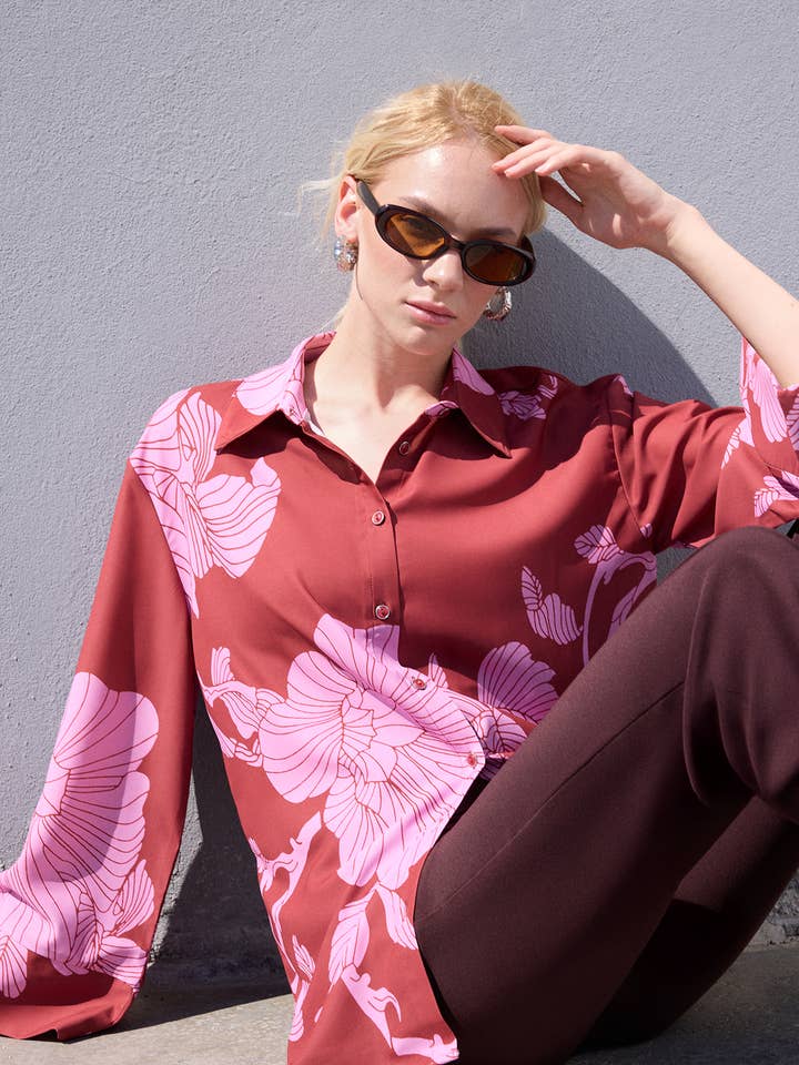 Camisa oversized de cetim com estampa floral vermelha e lilás por atacado de Touché Privé