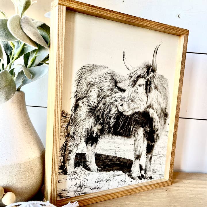 Simply Stained Shop - Vendita all'ingrosso Cartelli - Lola Looking Back Highland Cow in bianco e nero3