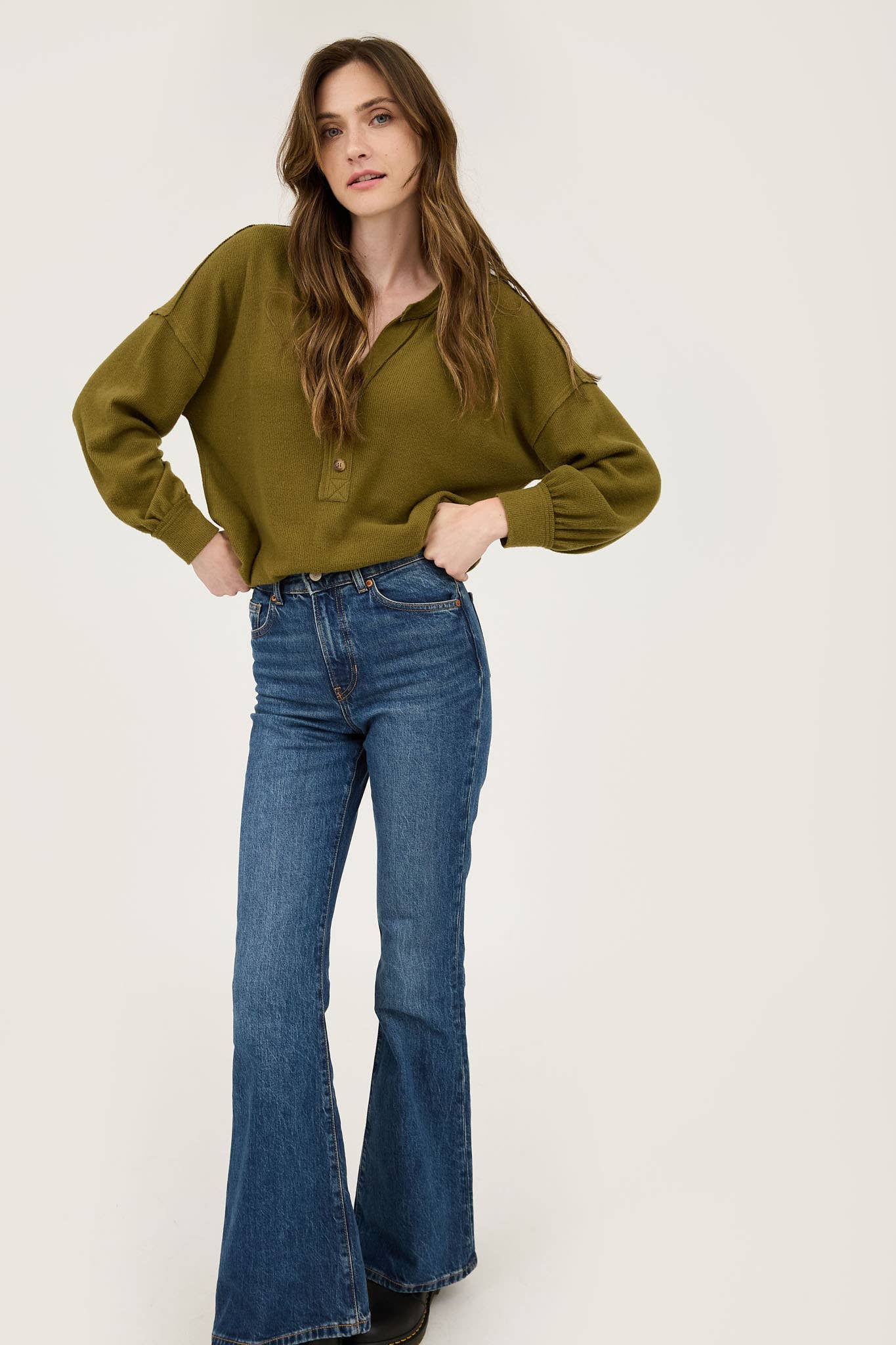 Blu Pepper - Vendita all'ingrosso Top in maglia - Donna - TOP IN MAGLIA A MANICHE LUNGHE CON SCOLLO A V E MEZZO BOTTONE8