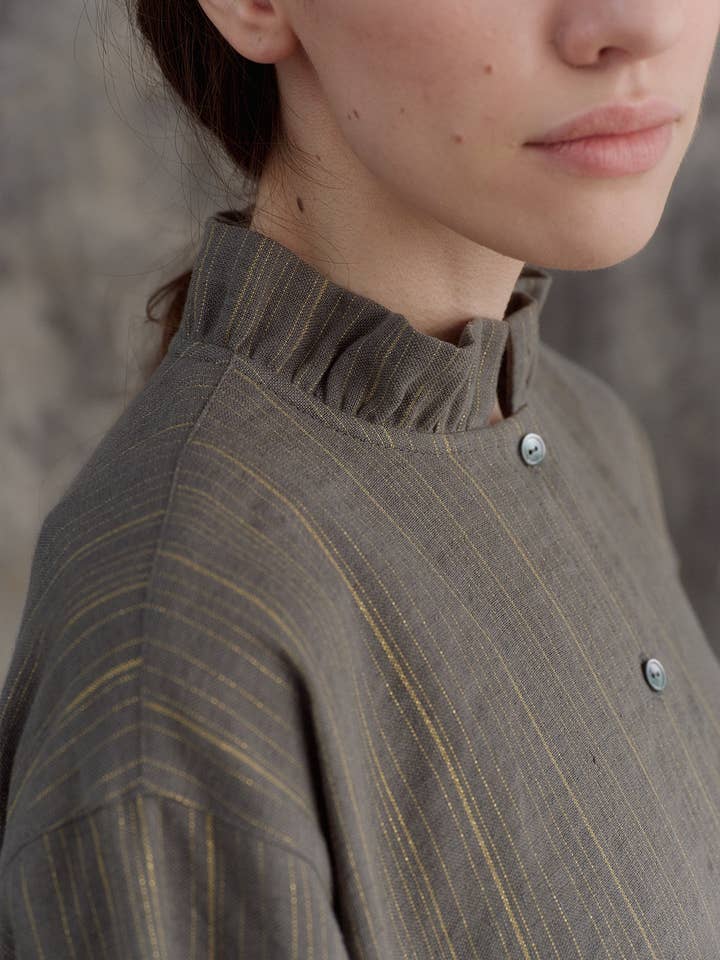 Robe grise à rayures dorées avec fronces latérales pour la vente par muku