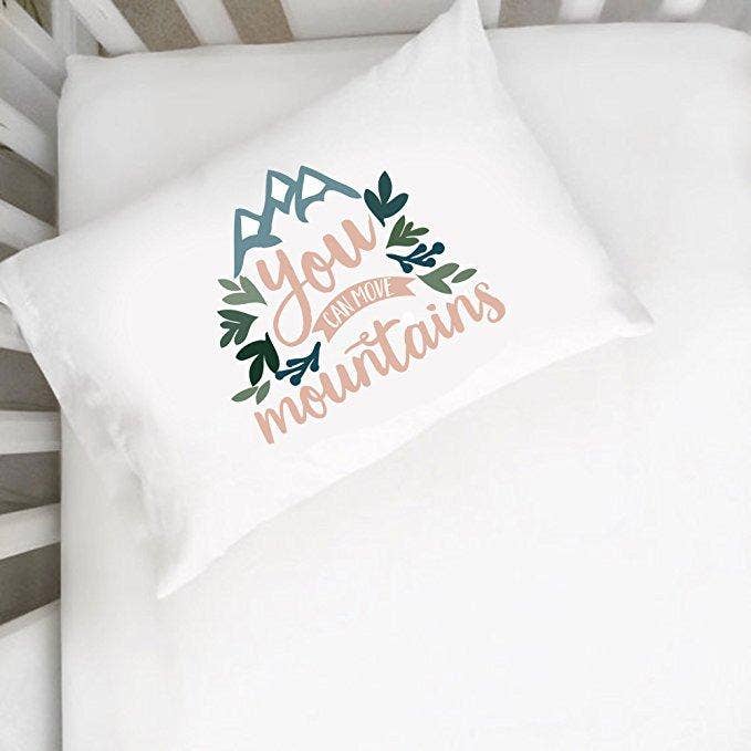 Taie d'oreiller You Can Move Mountains (une taie d'oreiller pour enfant de 14 x 20,5 cm), décoration de chambre d'enfant, cadeaux d'anniversaire pour la vente par Oh, Susannah