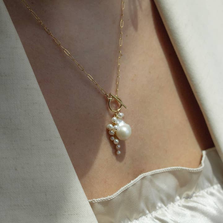 Christine Elizabeth Jewelry - Wholesale Pendant/Charm Necklace - Opalescent Pearl Cluster Toggle Necklace0