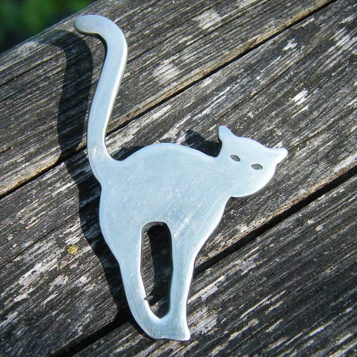 William Sturt Fine Pewter - Venta al por mayor Broches - Broche de peltre con forma de gato — gato arqueado fundido a mano por William Sturt