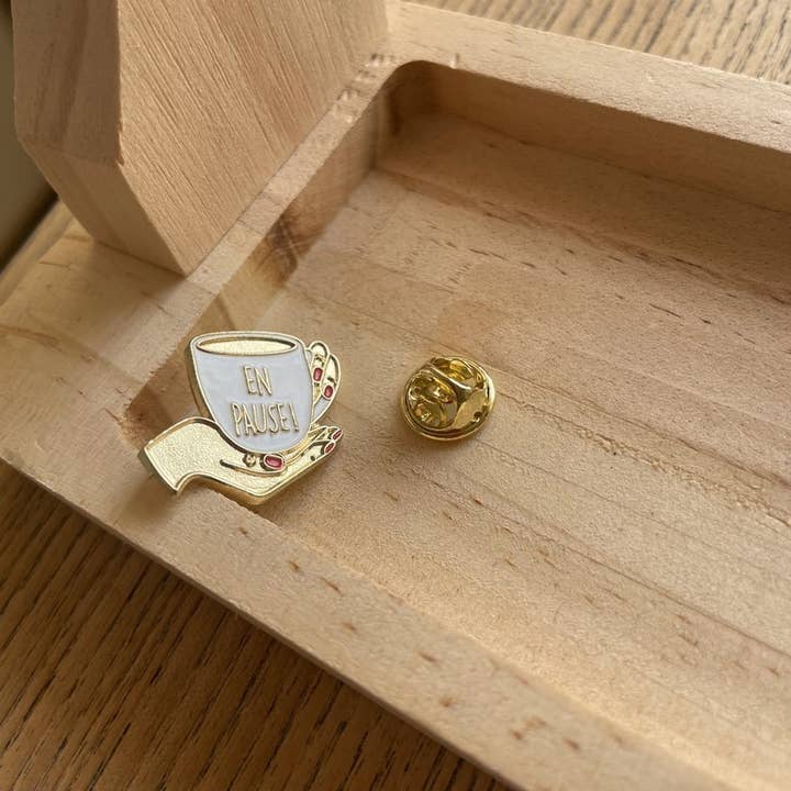 Madame la mouette - Wholesale Lapel Pin/Button - Pin's on pause1