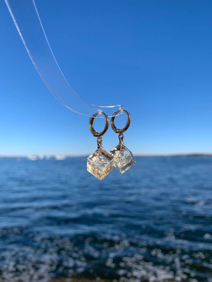 Unieke geconserveerde oorringen met paardebloemkubus voor wholesale door HolyGuacamolly