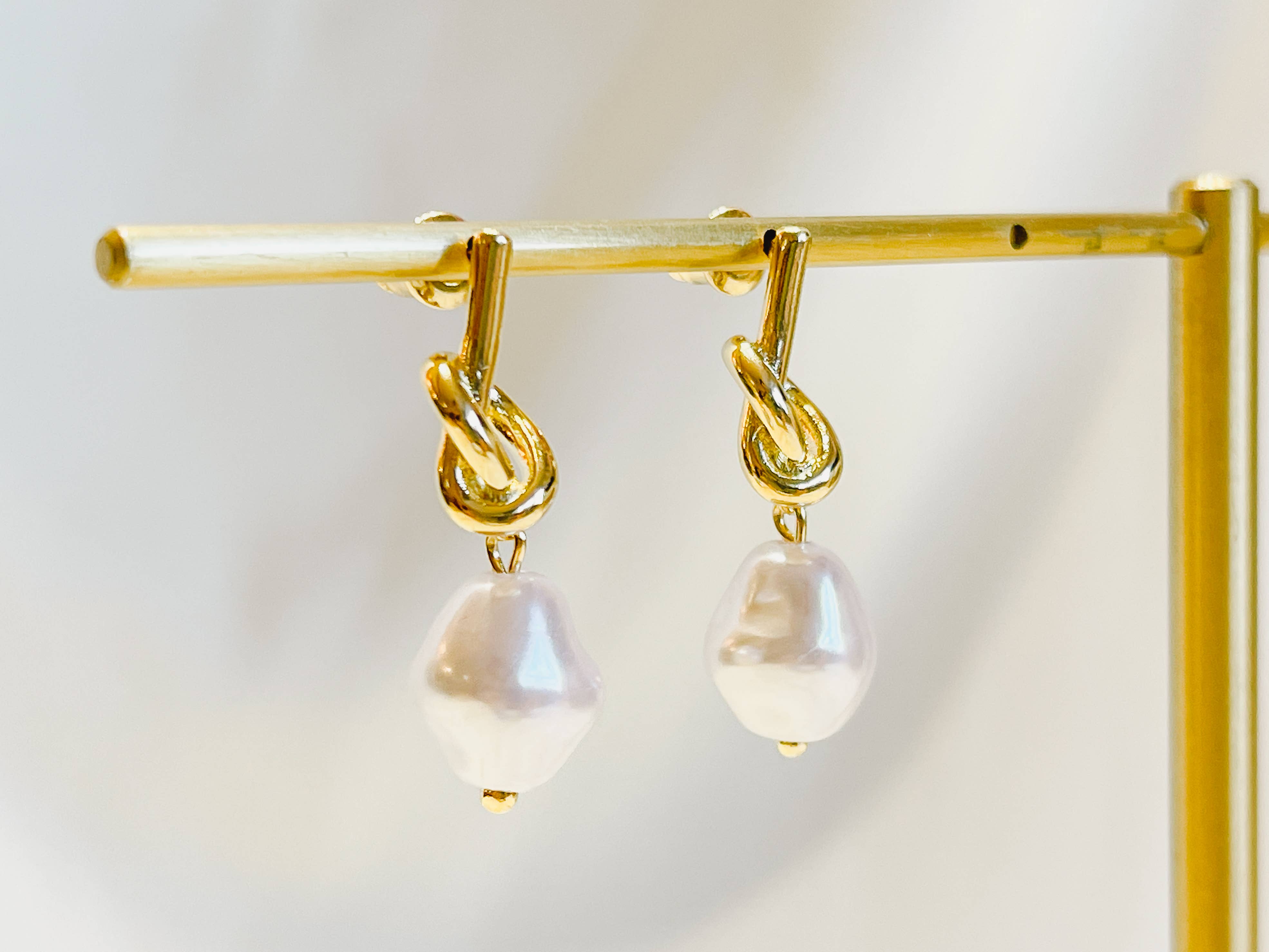 Melange Blanc – wholesale Dangle earrings – E161 love knot pearl dangle earring, knot earrings, dangle8