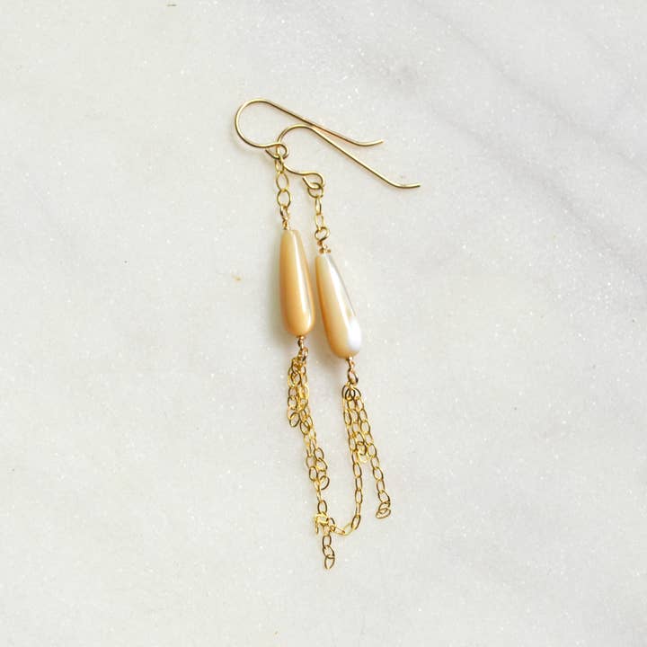 Beige Oorbellen met Tranen van Parelmoer voor wholesale door Salty But Sweet