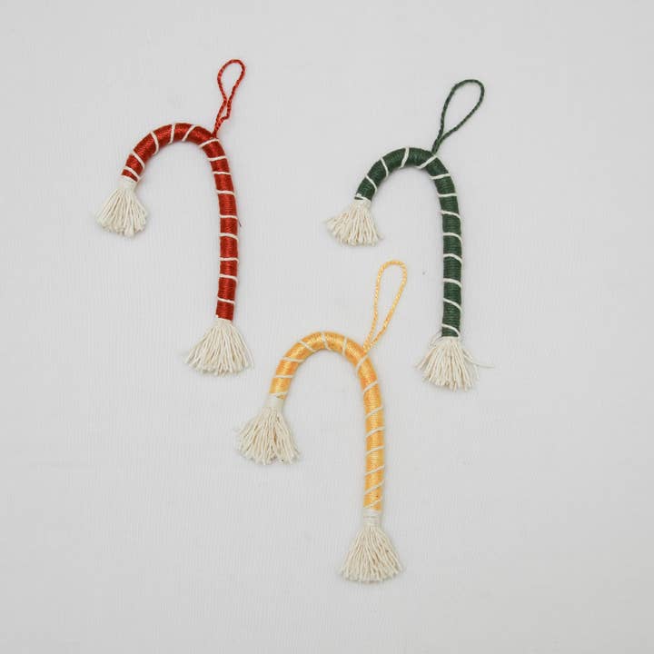 Julepynt | Slikstokke | Håndlavet Makramépynt for engroshandel hos Not I But We