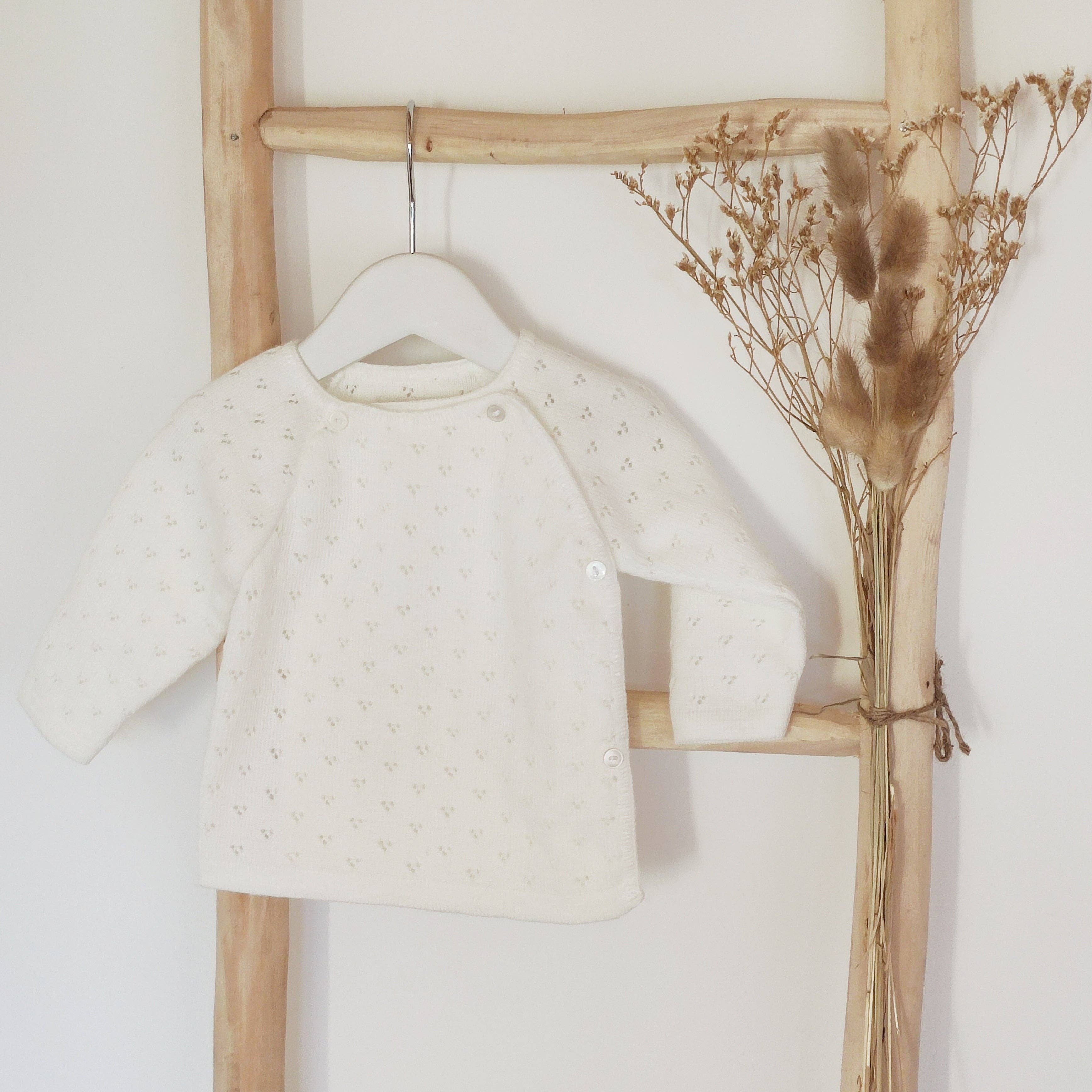 Les p'tites Merveilles de Bérénice – wholesale Tröja - Baby – Ecrufärgad baby-bh med spetsmönster, stickad i Frankrike2