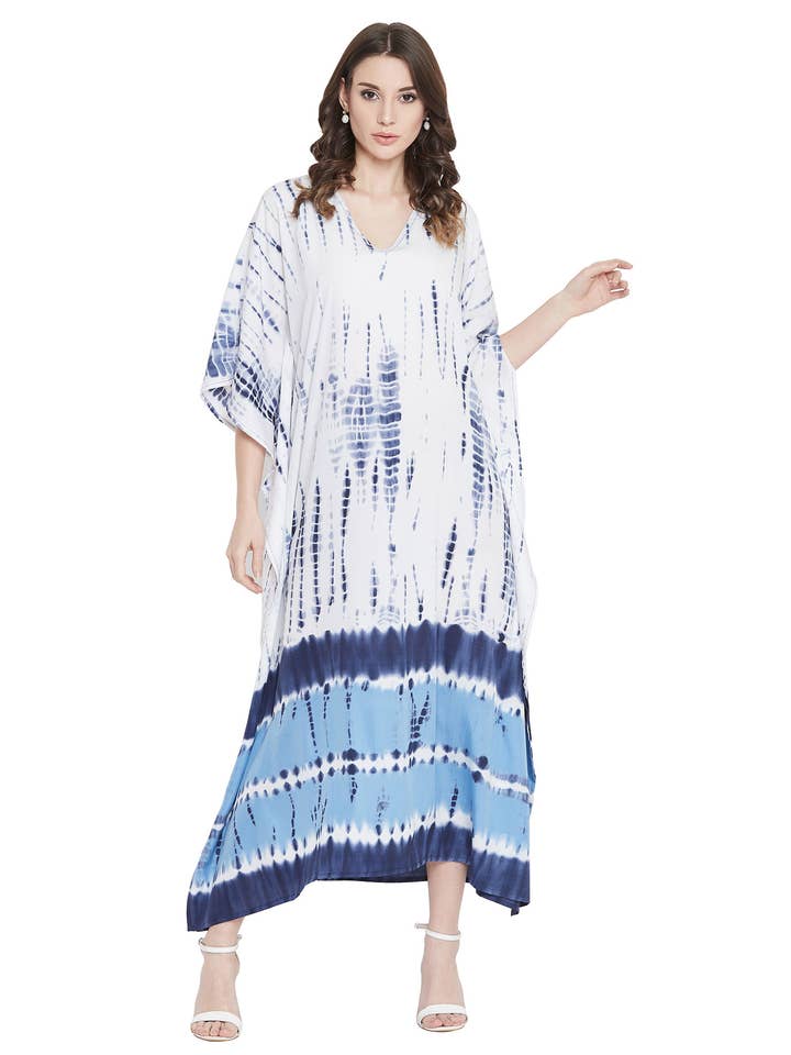 Caftan en polyester bleu à imprimé tie-dye pour femme pour la vente par GYPSIE BLU