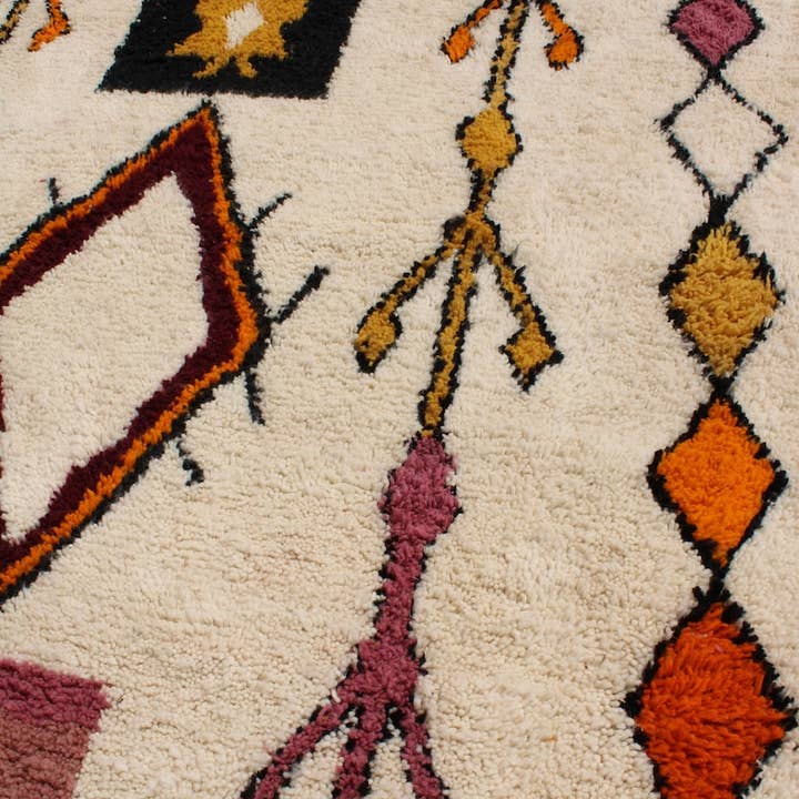 BohoVibeCraft – Großhandel Teppichvorleger – Schwarzer Zickzack-Diamantteppich aus plüschiger cremefarbener Wolle im Großhandel2