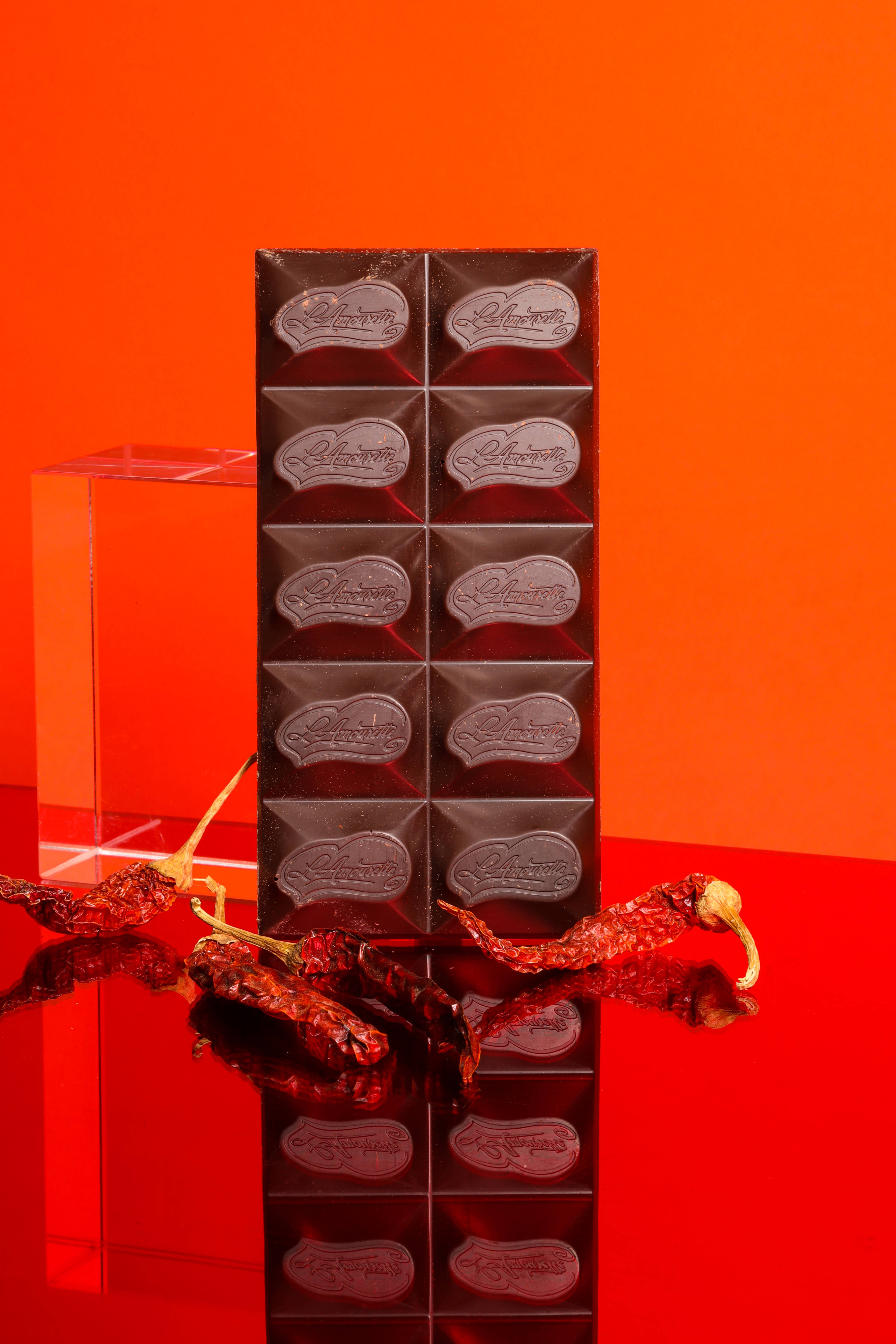 L'Amourette Chocolat – Großhandel Schokoriegel – 72% Dunkle Schokolade mit Cayenne-Chili-Pfeffer & Zimt1