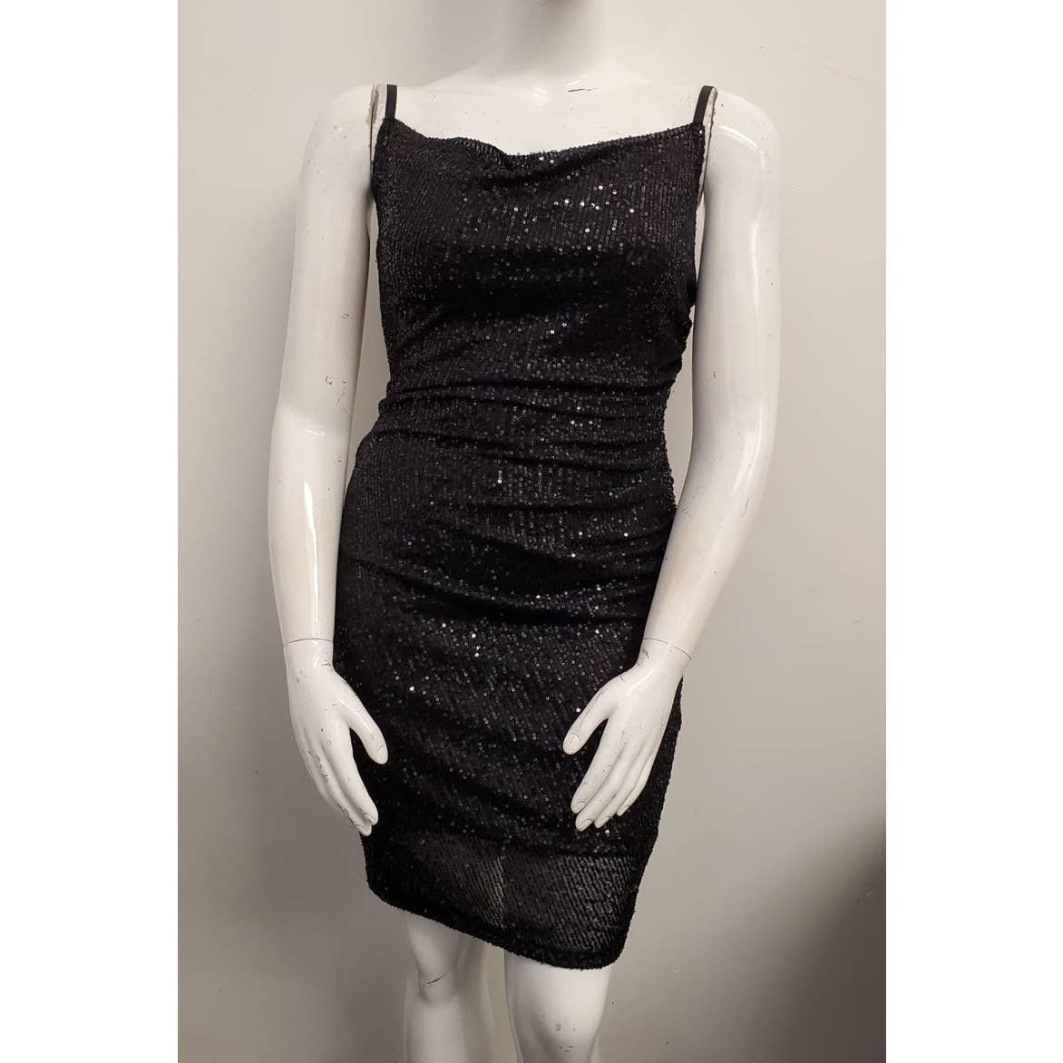 Curve Market - Vente Robe – femme - MINI-ROBE SANS MANCHES À SEQUINS À COL BÉNITIER DE GRANDE TAILLE2