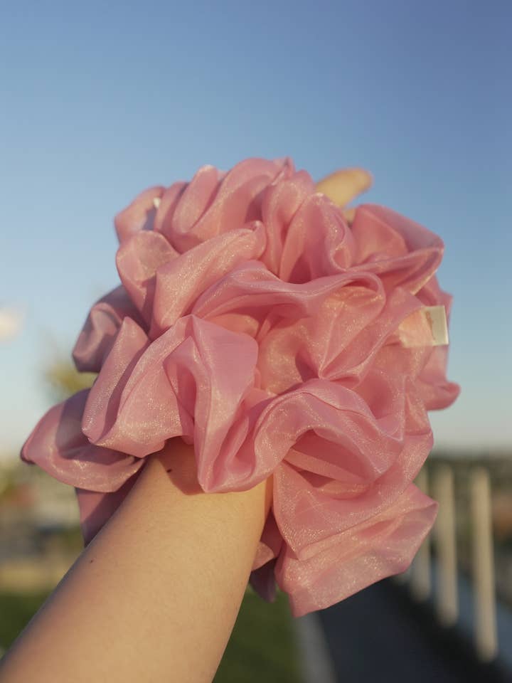 Chouchou surdimensionné en organza rose pour la vente par Janzy