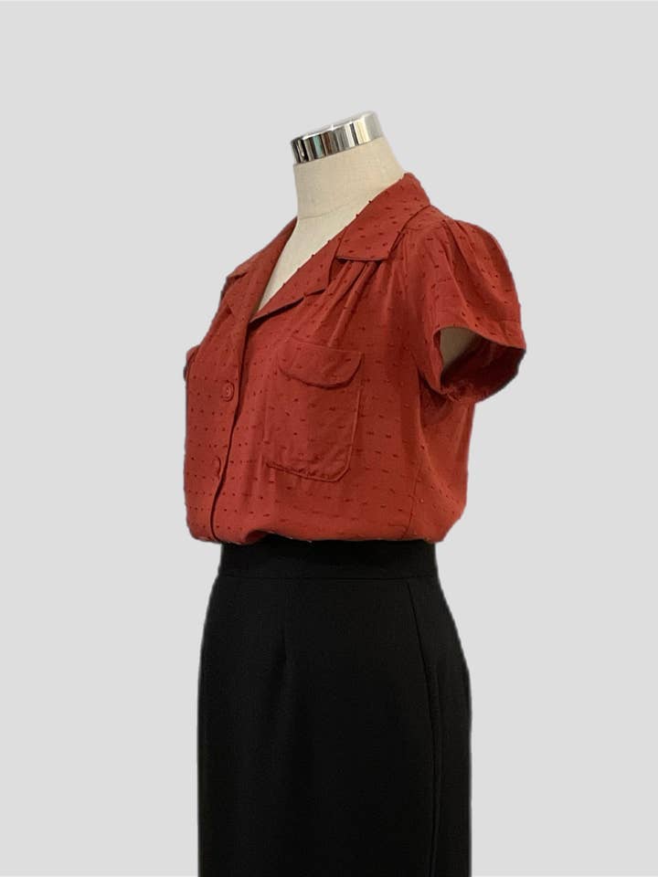 Retrospec'd Clothing – wholesale Blus - Dam – Evita rostfärgad texturerad blus i 1940-tals vintage-stil