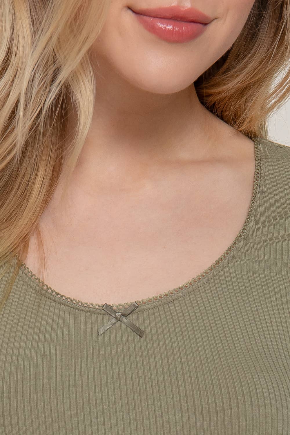 Active Basic | Active USA – wholesale Stickad topp - Dam – Kortärmad topp med rund halsringning, spets och satinrosett i ribbstickat tyg24