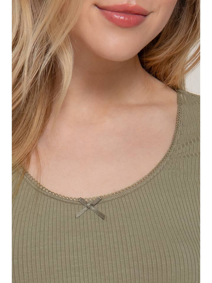 Active Basic | Active USA – wholesale Stickad topp - Dam – Kortärmad topp med rund halsringning, spets och satinrosett i ribbstickat tyg24