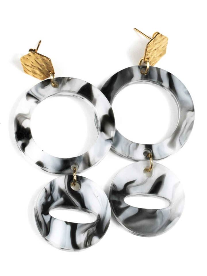 Orecchini in marmo bianco, nero e oro per la vendita all'ingrosso da parte di Bizuwayne