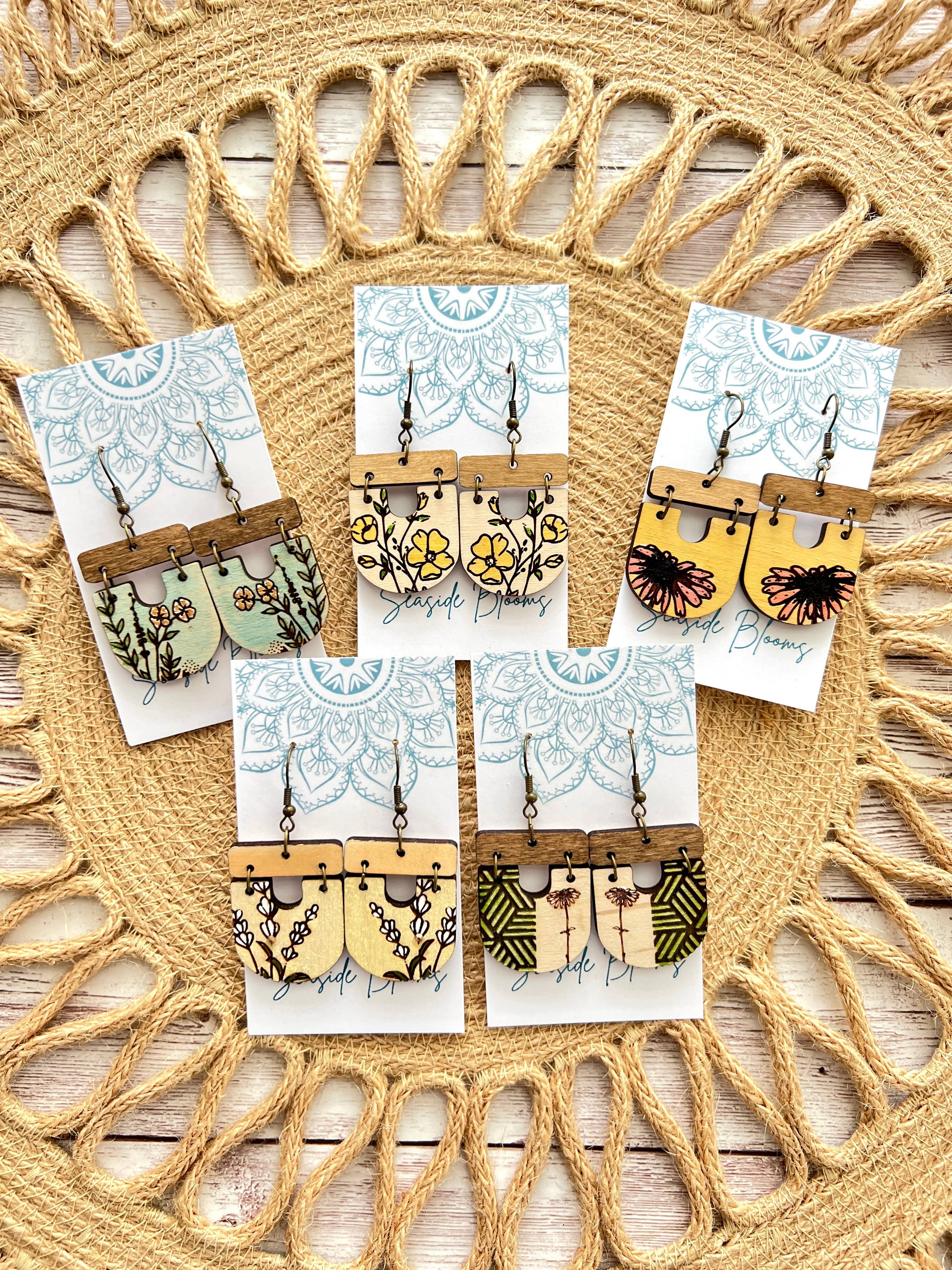 Seasideblooms - Venta al por mayor Pendientes colgantes - Pendientes bohemios de madera de arce con flores pintadas a mano, ligeros5