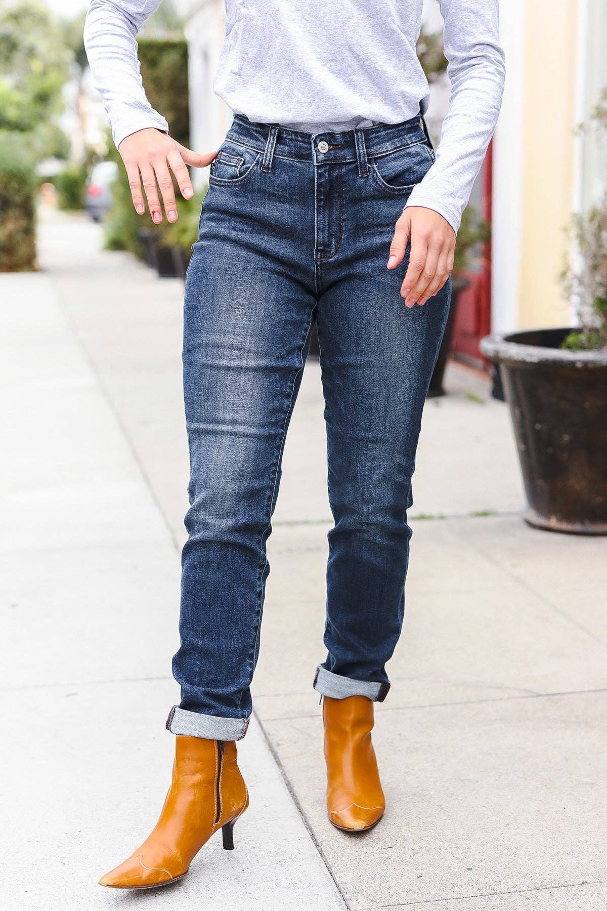 Promenade - Vente Jean – femme - Jeans Judy Blue Dark Wash à taille moyenne à revers et coupe ajustée (lot ouvert)1