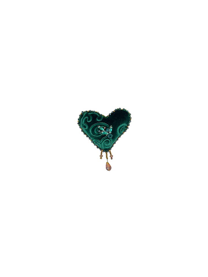Spilla a forma di cuore in velluto devoré verde smeraldo for wholesale by Tétè Accessories