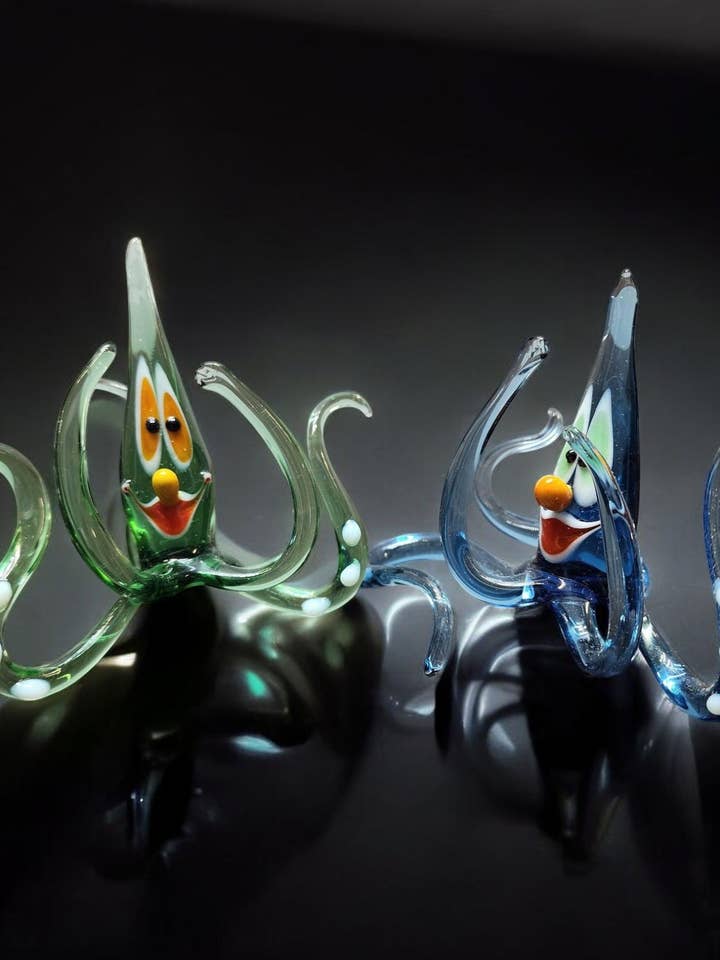 Figurine en verre naturellement coloré - Fait main - Design de pieuvre pour la vente par Glass by Iness