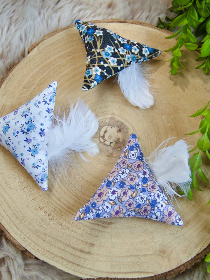 Tri-Feathers met kattenkruid of valeriaan - speelgoed voor wholesale door L'atelier du Coon