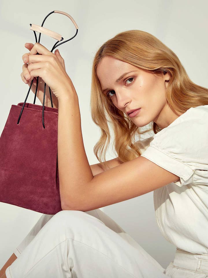 Sac seau souple Ioli en suède rosewood pour la vente par ANA KOUTSI