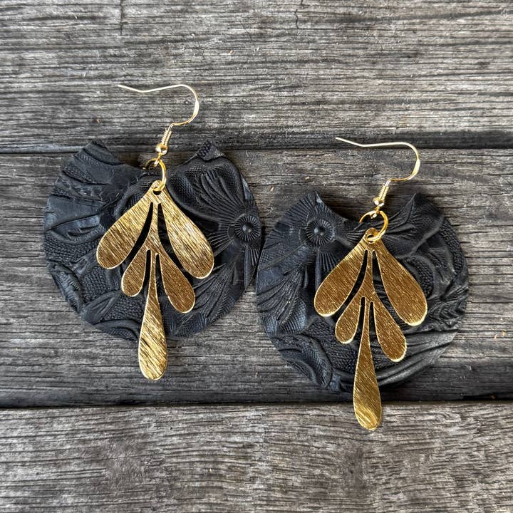 Sara - Nero in rilievo - Orecchini in ottone e pelle per la vendita all'ingrosso da parte di Be Like Missy