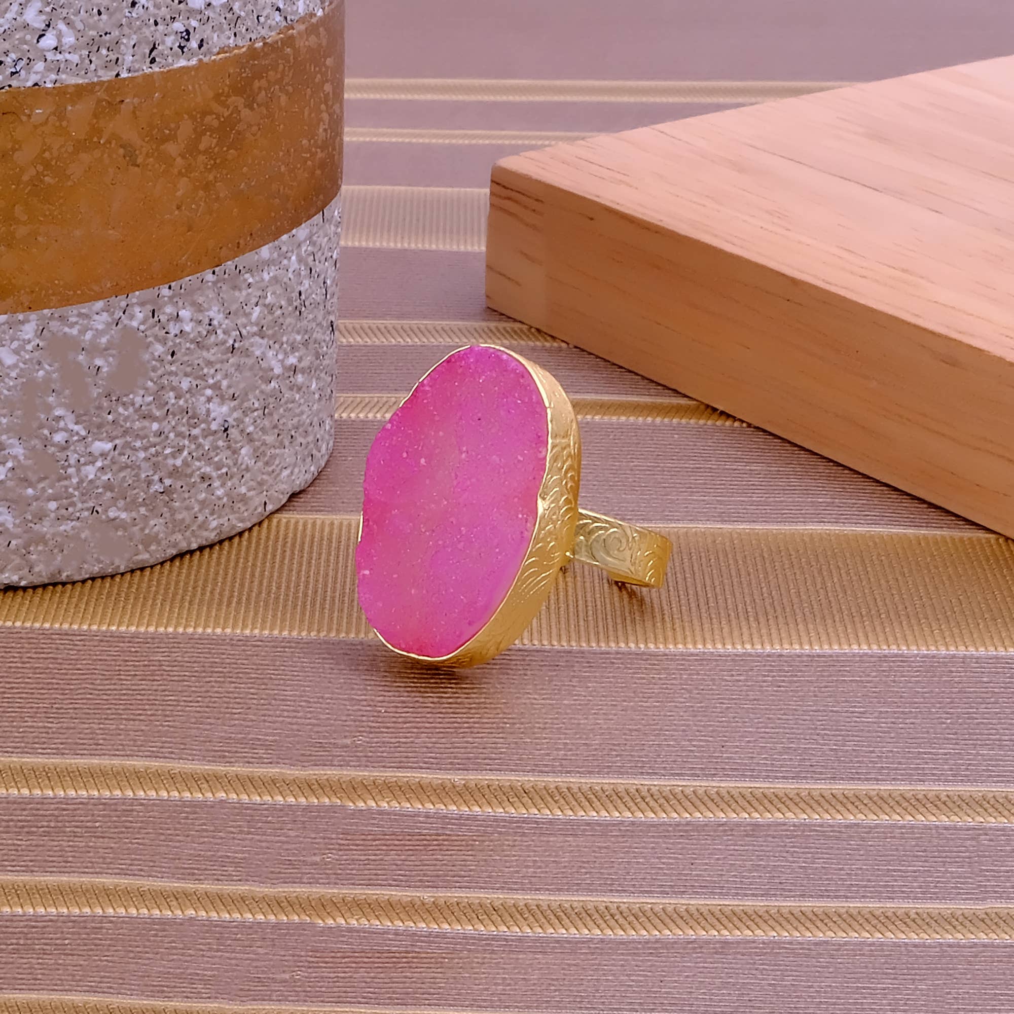 El Joyero - Vendita all'ingrosso Anelli cocktail/statement - Anelli con fascia regolabile testurizzata placcata in oro con druzy rosa zucchero.1