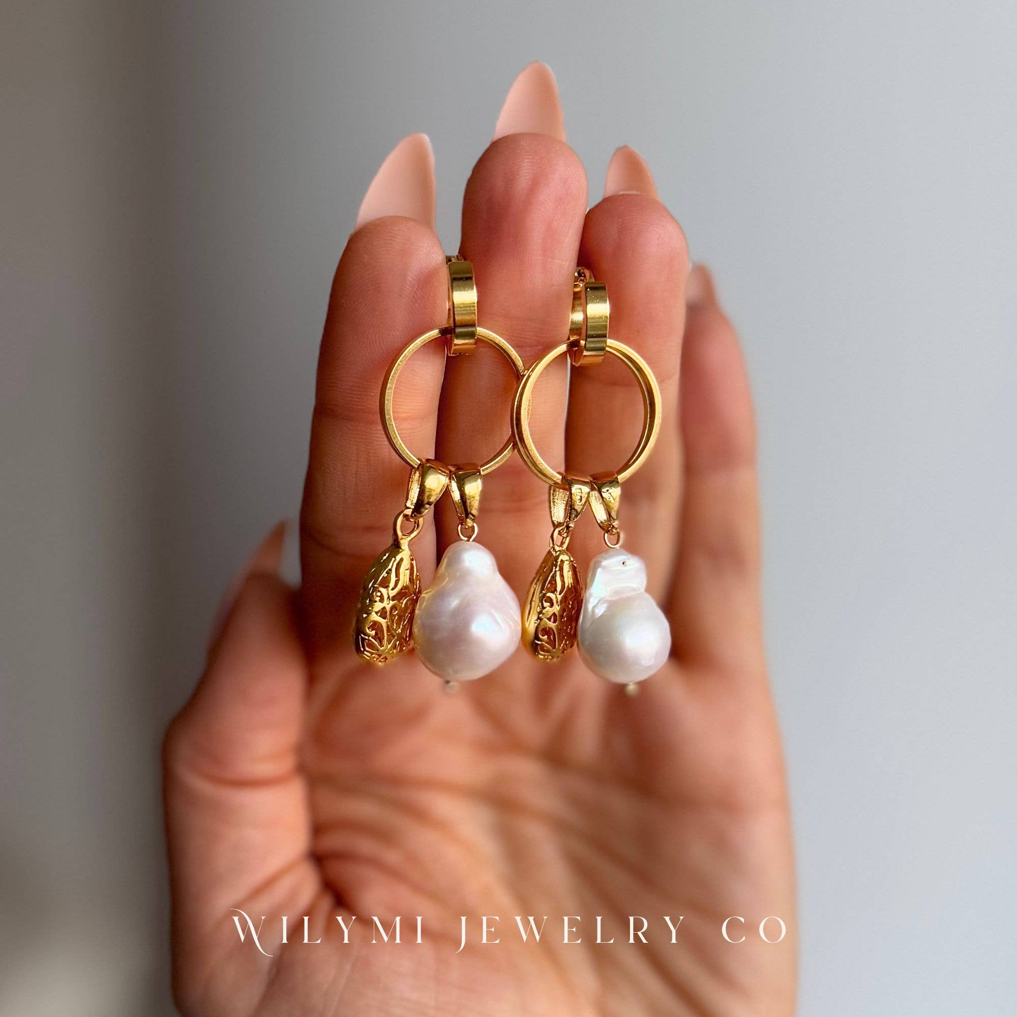 WILYMI Jewelry Co - Vente Boucles d'oreilles pendantes - Créoles baroques multifonctions CLARITY avec perles | Doré7