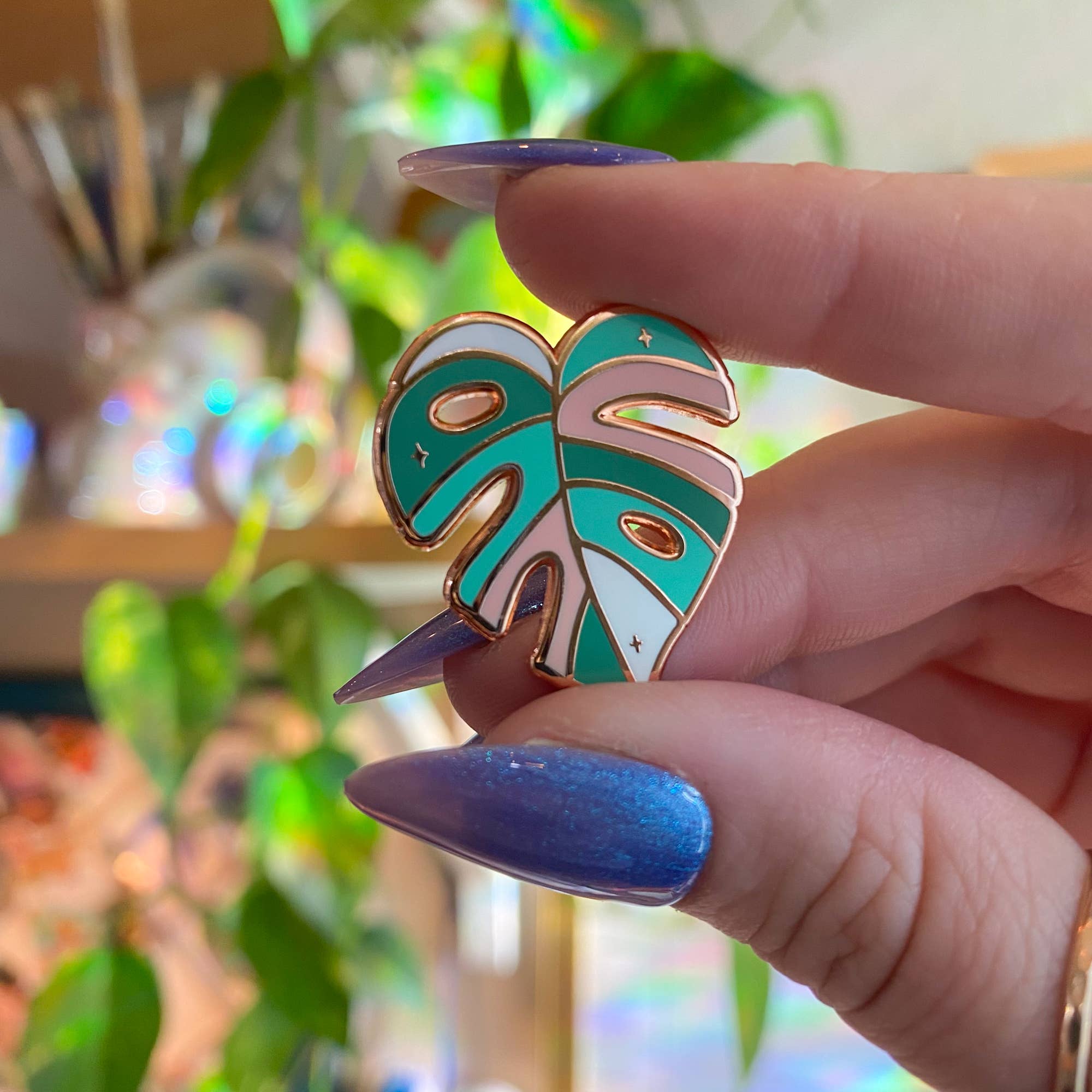 Chelzart - Vente Épinglettes/boutons - Épinglette en forme de feuille Rainbow Monstera | Épingle en émail7