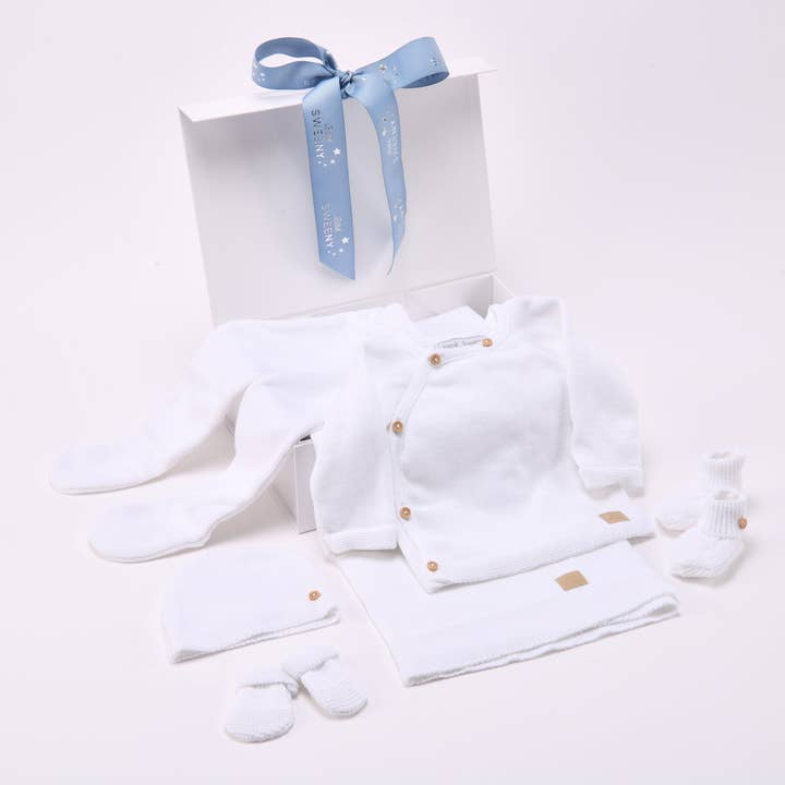 Confezione regalo PETIT SWEENY | Set in maglia di cotone biologico bianco per bambini (6) per la vendita all'ingrosso da parte di Bebe Sweeny