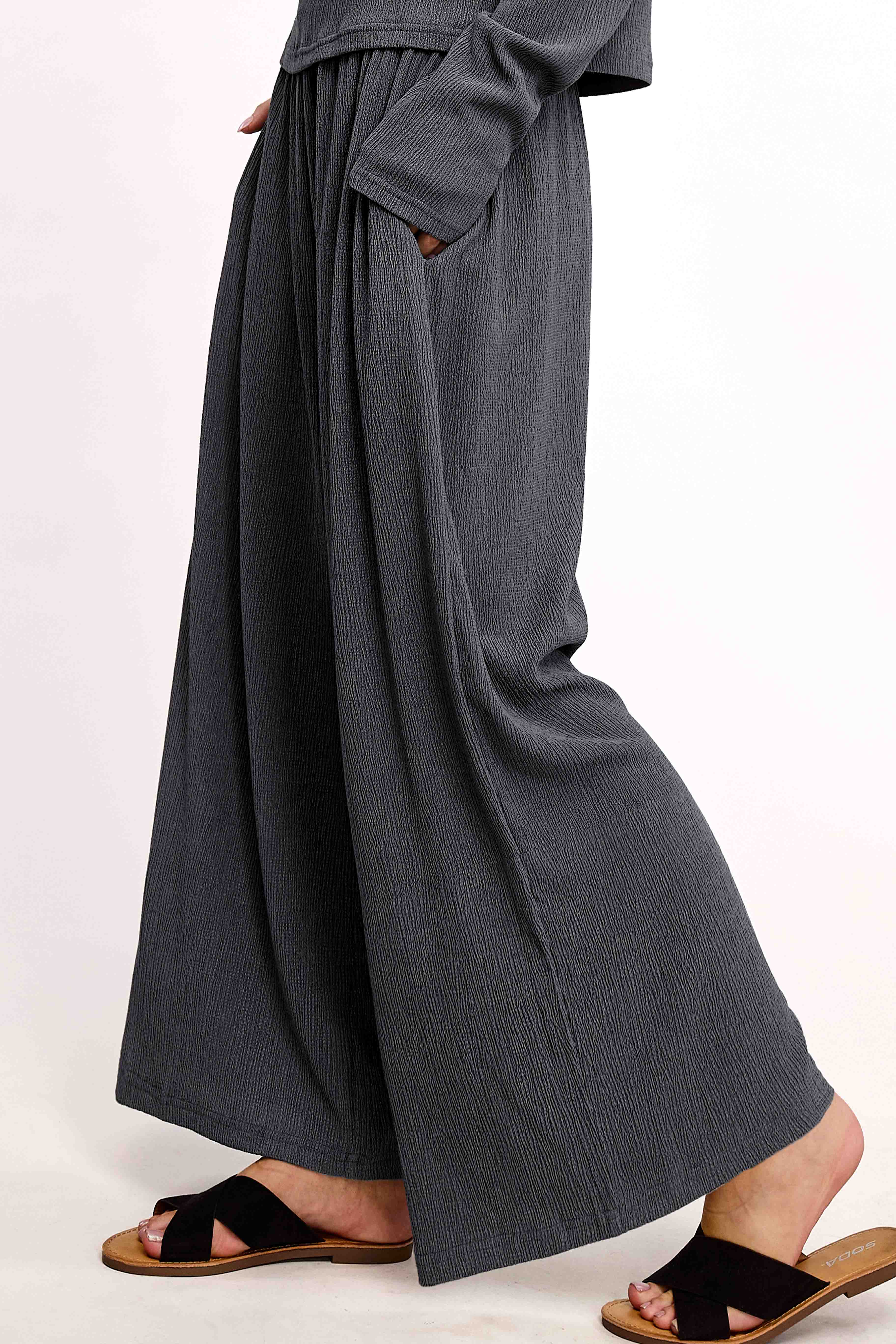 La Miel – Großhandel Loungewear-Set – Damen – La Miel Relax-Set aus dehnbarem, gekrepptem Stoff mit lockerem Sitz17