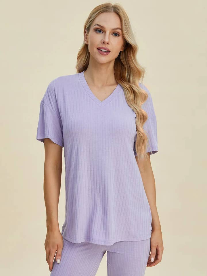 Basic Bae fuld størrelse ribbet V-hals kortærmet top og shorts sæt for engroshandel hos Garden Naked