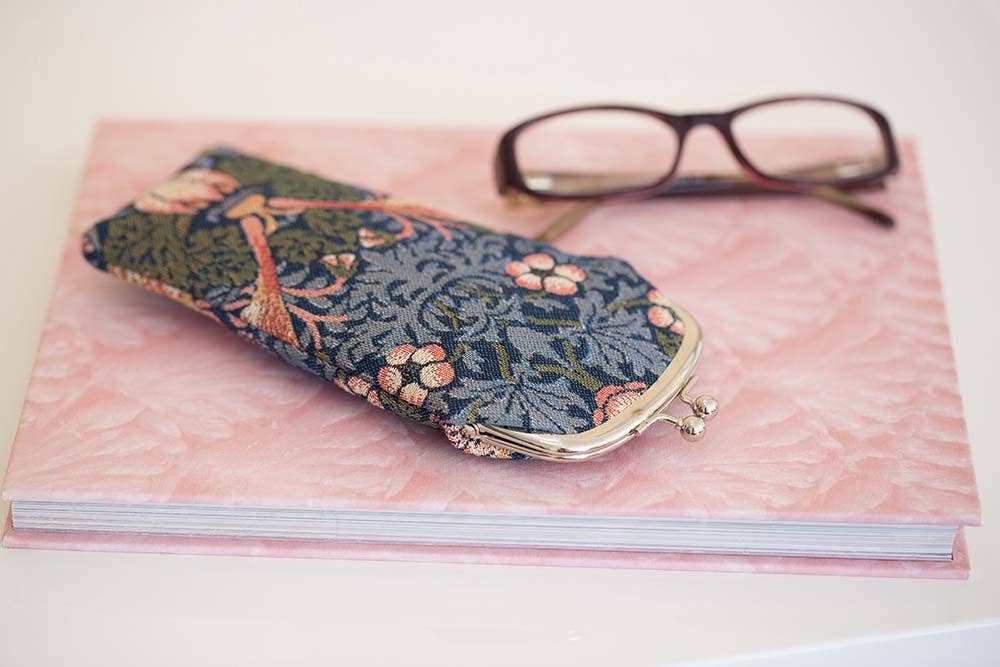 Signare Tapestry - Wholesale Hoesjes voor (zonne)brillen - Uniseks - William Morris Strawberry Thief Blue - Brillenzakje1