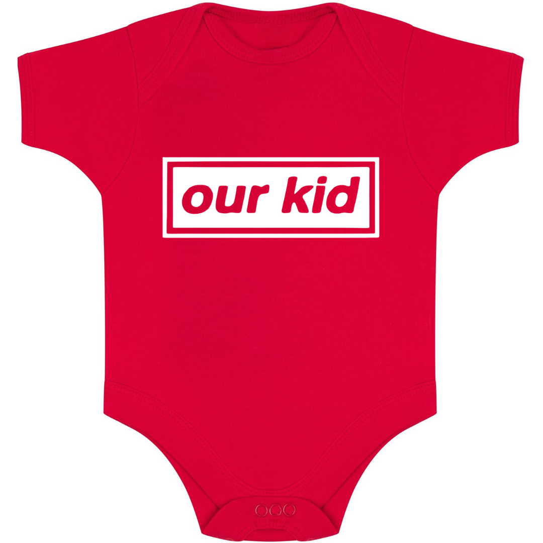 ZZZEBRAAA LIMITED – Engroshandel Bodysuit - Baby – Our Kid Baby Grow - Håndtrykt - Sjovt Manchester-inspireret3
