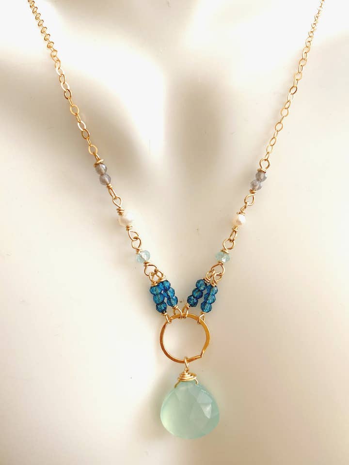 Caída de calcedonia con topacio azul londinense, apatita, perla para venta al por mayor de Judy Brandon Jewelry