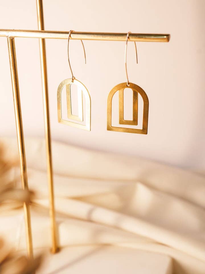 Boucles d'oreilles avec fenêtre à double arche pour la vente par Asher Grey