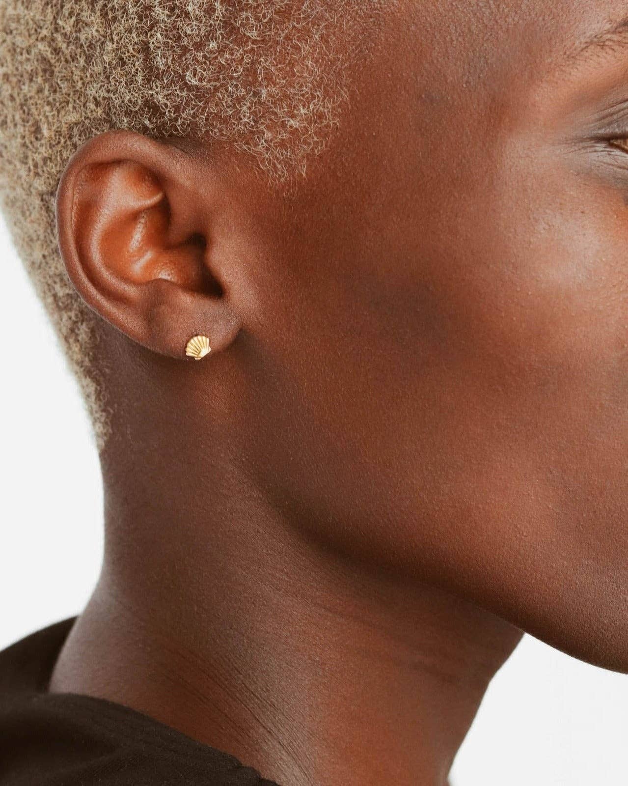 REDCHERRYBLVD - Vendita all'ingrosso Orecchini a bottone - Orecchini a lobo con conchiglia in vermeil 18k2